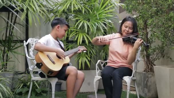 Asian Mother Son Playing Classical Instrument Violin Acoustic Guitar Garden — Vídeo de stock