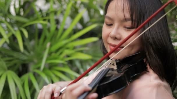 Asian Woman Playing Classical Instrument Violin Garden Home Having Fun — Video