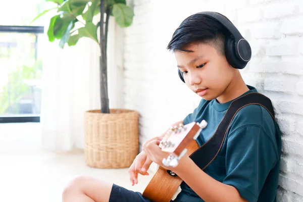 Asiatisk Pojke Studerar Musik Nätet Hemma Han Övar Att Spela — Stockfoto