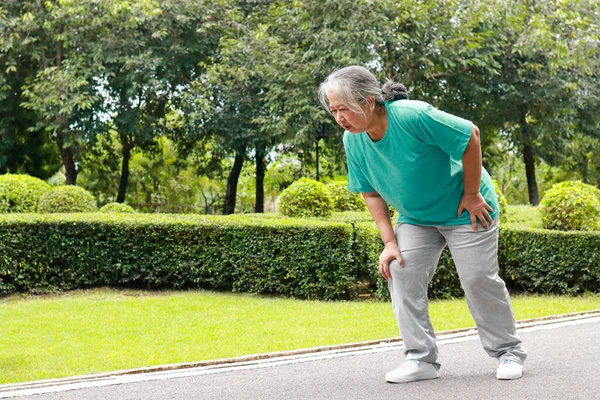Donne Anziane Che Fanno Jogging Nel Parco Dolore Ginocchio Destro — Foto Stock