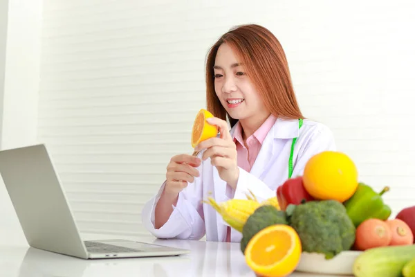 아시아 의사나 영양학자는 식사에 관하여 환자에게 하였는데 채소가 있었다 온라인 — 스톡 사진