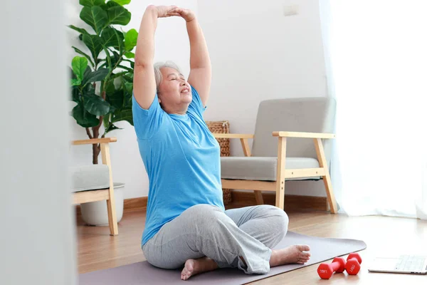 Азиатская Пожилая Женщина Сидит Дома Упражнения Делая Упражнения Соответствии Онлайн — стоковое фото