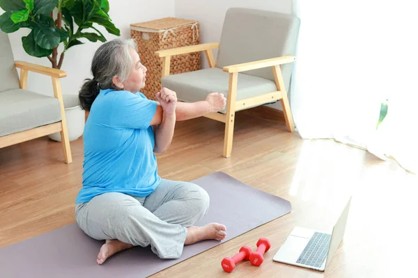 Asian Elderly Woman Sitting Home Exercising Doing Exercises According Online — Foto de Stock