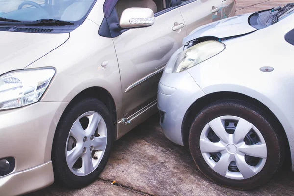 İki araba çarpıştı, hasara neden oldu. Araba sigortası konsepti. Yoldaki bir araba kazası. Sigorta talep et..