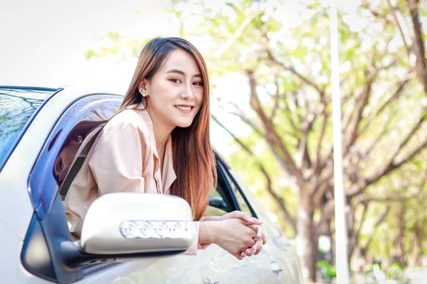 Hermosa Mujer Asiática Sonriente Disfrutando Conducción Concepto Transporte Seguro Coche —  Fotos de Stock