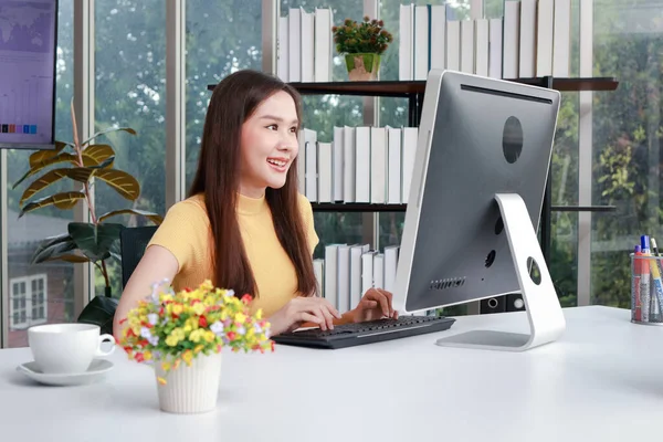 Mujer Negocios Asiática Usando Computadora Oficina Sonríe Disfruta Trabajando Trabajar —  Fotos de Stock