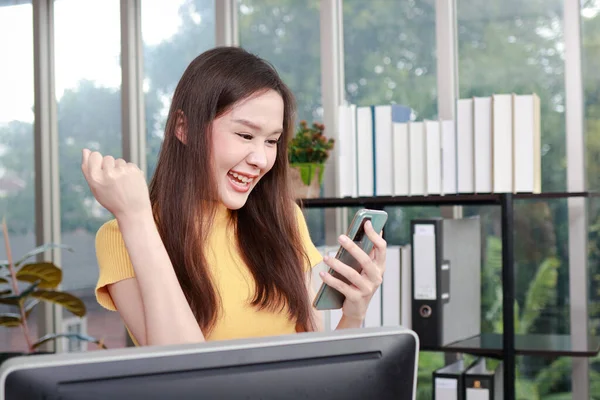 Joven Empresaria Asiática Sosteniendo Smartphone Sonriendo Feliz Trabajo Trabajar Proyectos —  Fotos de Stock