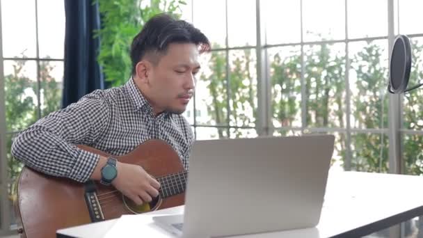 Musicien Asiatique Masculin Jouant Guitare Studio Enregistrement Jouer Musique Live — Video