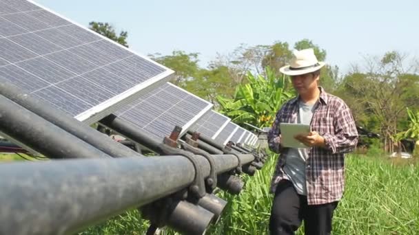 Asyalı Erkek Çiftçi Güneş Enerjisini Elektriğe Dönüştürmek Için Güneş Hücresini — Stok video