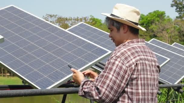 Farmers Hold Smartphones Control Solar Panels Convert Solar Energy Electricity — Stock Video