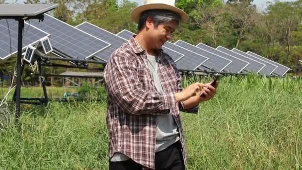 Muž Farmář Drží Smartphone Úsměv Spokojeně Příjmem Moderní Zemědělské Koncepce — Stock video