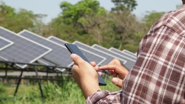 农民们拥有智能手机来控制太阳能电池板 将太阳能转化为电力 现代耕作概念 使用现代技术 — 图库视频影像
