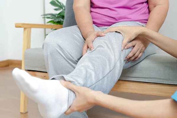 Ασιάτισσα Γιατρός Που Κάνει Φυσιοθεραπεία Για Ηλικιωμένους Πόνο Στα Πόδια — Φωτογραφία Αρχείου