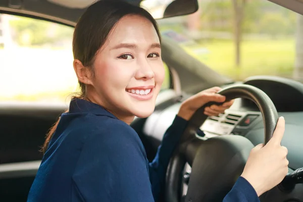 Hermosa Mujer Asiática Conduciendo Trabajo Feliz Sonrisa Concepto Transporte Hermosa —  Fotos de Stock