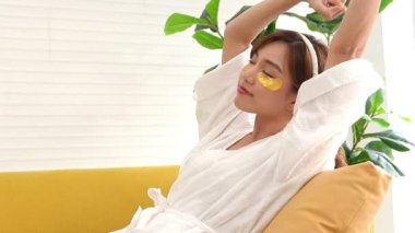 Evinde spa yapan güzel bir Asyalı kadın altın ipek otlarla yüzünü maskeliyordu. Deriyi pürüzsüz ve güzel olması için uyarır. güzellik konsepti