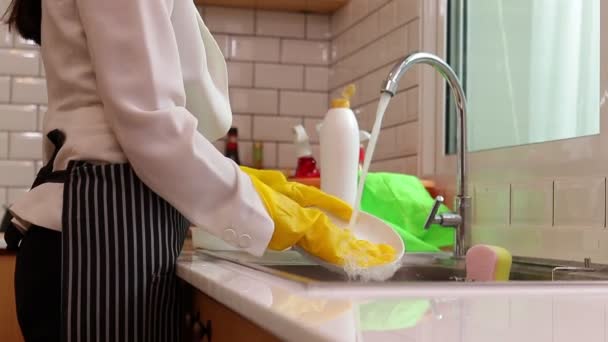 Жінка Працює Офісі Костюмі Мийте Посуд Вдома Після Роботи Концепція — стокове відео