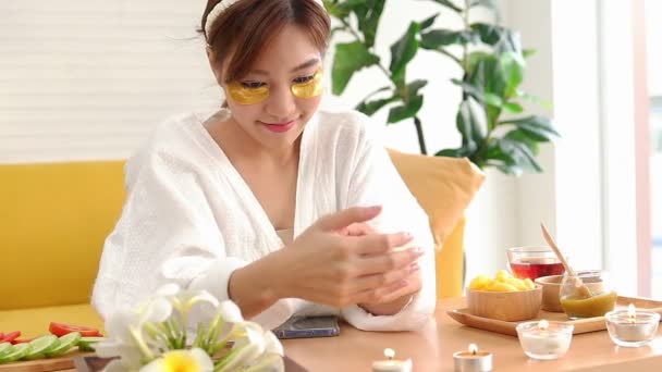 Gyönyörű Ázsiai Aki Otthon Gyógyfürdőzik Aranyselyem Gyógynövényekkel Takarta Arcát Stimulálja — Stock videók