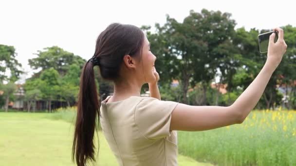 Bela Mulher Asiática Segurando Smartphone Para Chamadas Vídeo Line Conversando — Vídeo de Stock