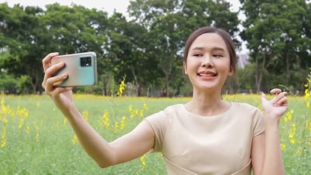 Bela Mulher Asiática Segurando Smartphone Para Chamadas Vídeo Line Conversando — Vídeo de Stock