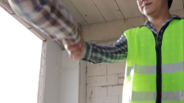 Engenheiros Trabalhadores Construção Apertam Mãos Local Projeto Conceito Indústria Construção — Vídeo de Stock