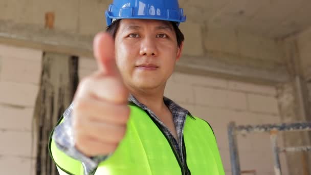 Ingeniero Asiático Sistemas Masculinos Usando Sombrero Azul Pulgares Hacia Arriba — Vídeos de Stock