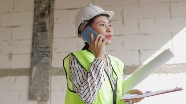 亚洲女工程师手持智能手机在项目现场进行协调 建筑业概念 房地产项目 — 图库视频影像