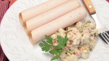 Bir tabak tavuk göğsü ve karışık sebzeler.