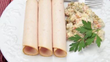 Bir tabak tavuk göğsü ve karışık sebzeler.