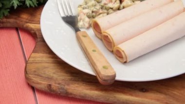 Bir tabak tavuk göğsü ve karışık sebzeler.