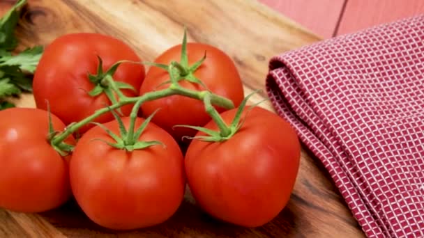 Ramo Tomates Rojos Una Mesa Madera — Vídeos de Stock