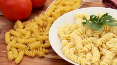 Fusilli tabağı kapat.
