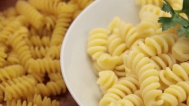 Fusilli tabağı kapat.