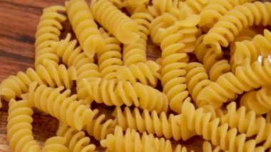 Ahşap zemin üzerinde çiğ fusilli yığını