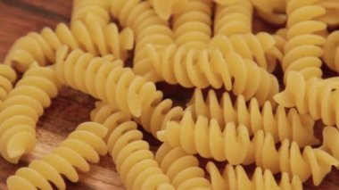 Ahşap zemin üzerinde çiğ fusilli yığını