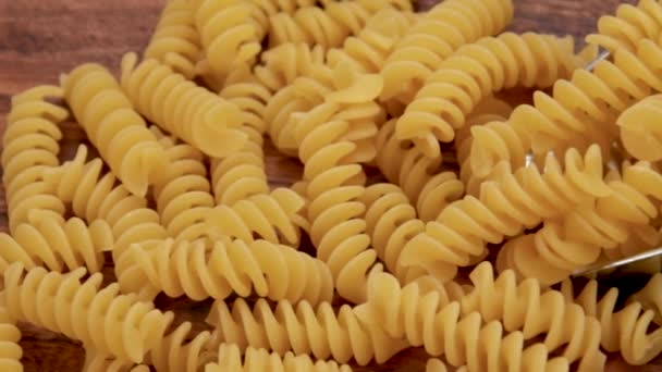 Pile Fusilli Brut Sur Fond Bois — Video