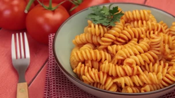 Prato Fusilli Com Molho Tomate Close — Vídeo de Stock