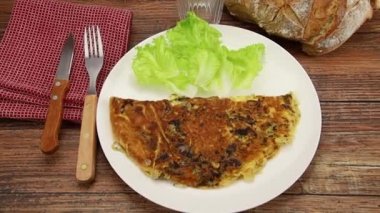 Tabağında salata olan mantarlı omlet.