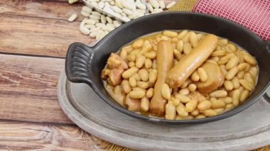 Cassoulet tabağı (Fransız spesiyali) bir masanın üzerinde