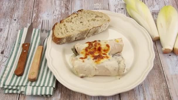 Piatto Gratin Indivia Con Prosciutto — Video Stock