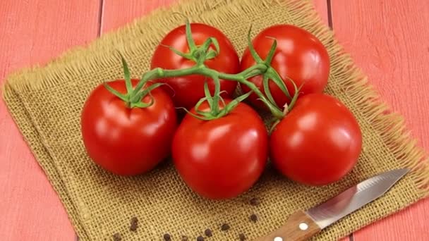 Ramo Tomates Rojos Una Mesa Madera — Vídeo de stock