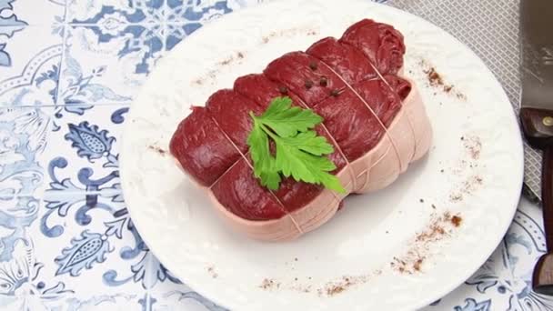 Carne Asada Cruda Sobre Una Mesa — Vídeos de Stock