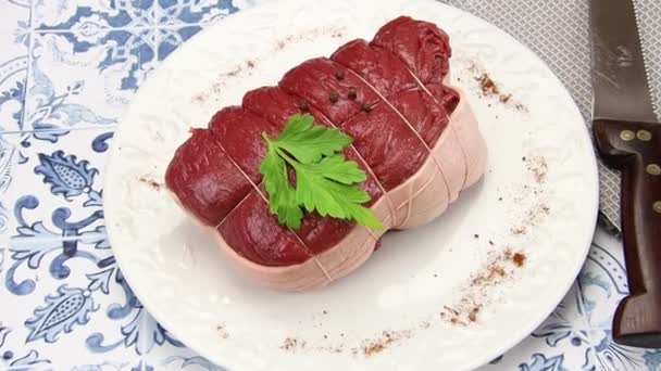 Carne Asada Cruda Sobre Una Mesa — Vídeos de Stock