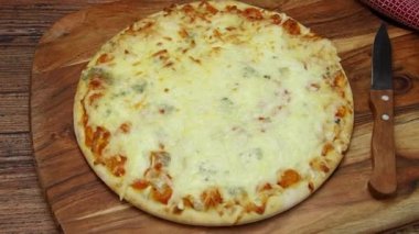 Kesme tahtasında peynirli pizza