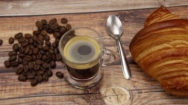 Tahta bir masada bir fincan kahve.