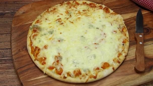 Pizza Met Kaas Een Snijplank — Stockvideo