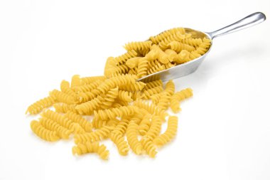 Beyaz arkaplanda izole edilmiş çiğ fusilli yığını