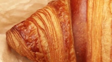 Ay çöreğini masaya yakın çekim yap.