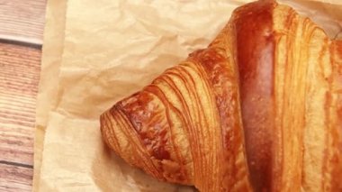 Ay çöreğini masaya yakın çekim yap.