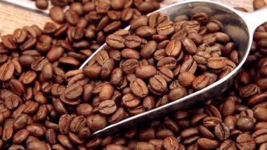 Kavrulmuş kahve çekirdekleri yakın.