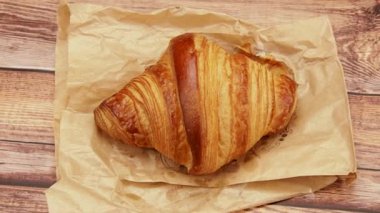 Ay çöreğini masaya yakın çekim yap.